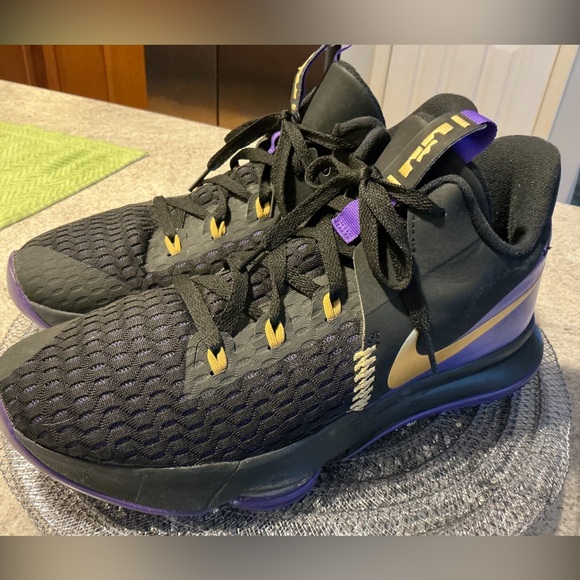 Nike LeBron James Witness 5 Basketball Shoe Black Purple Gold Lakers Mens SZ 13 - Picture 15 of 16